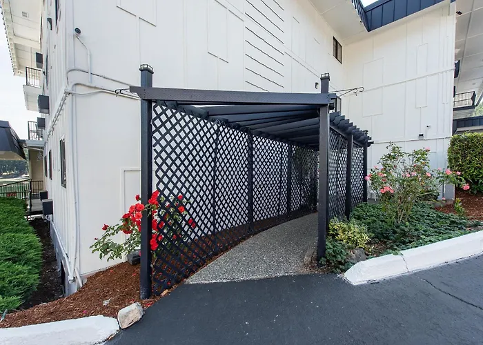 Oyster Bay Inn & Suites